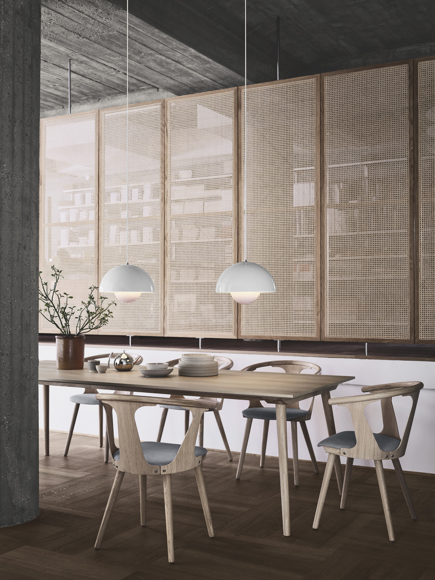 Matplats med trämöbler