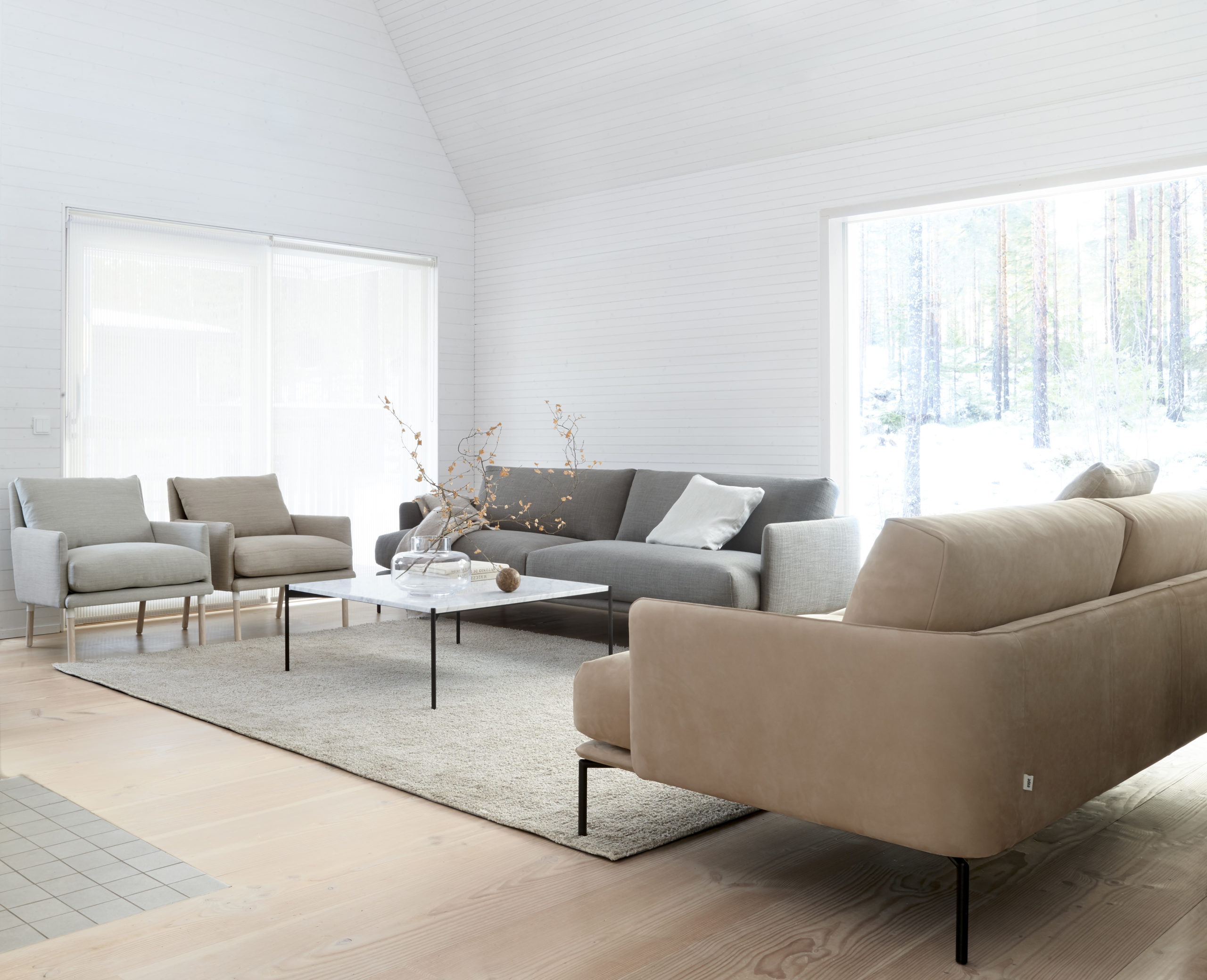 Soffor och fåtöljer i ljust rum