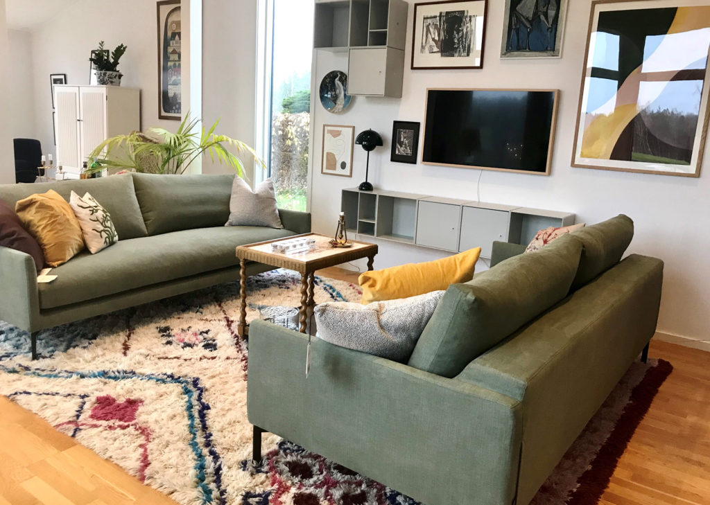 Vardagsrum med gröna soffor