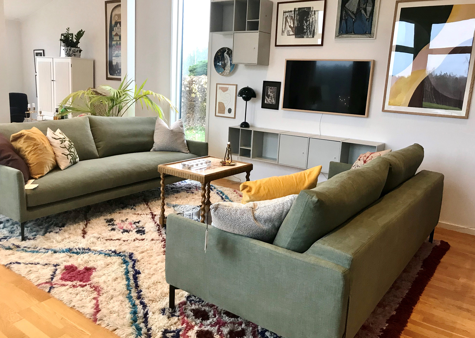 Vardagsrum med gröna soffor