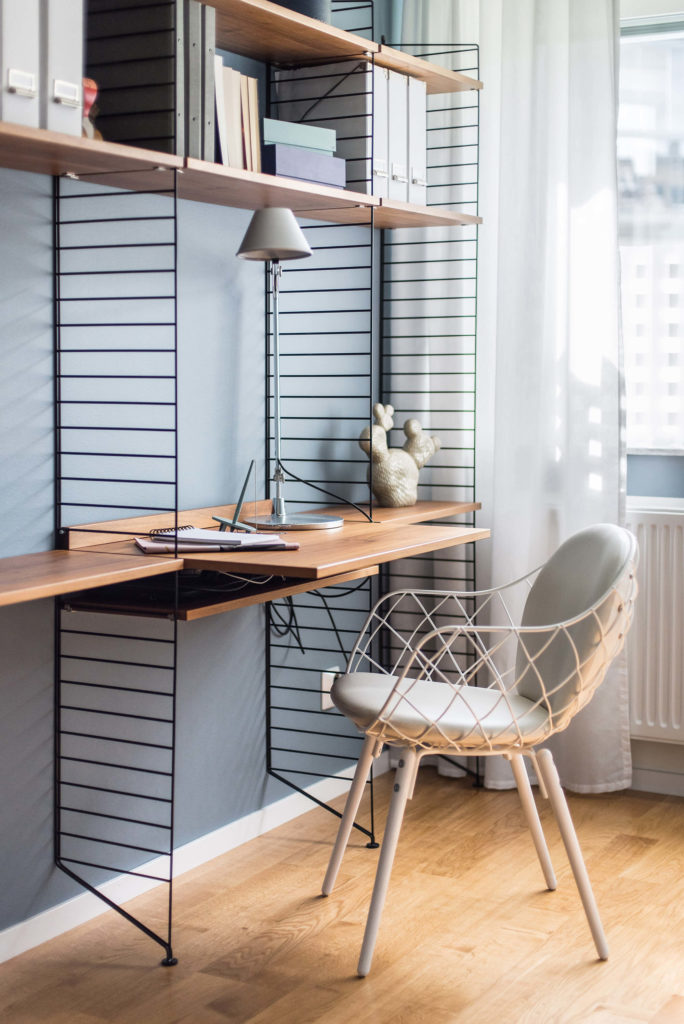 Stringhylla med skrivbord i trä och svart