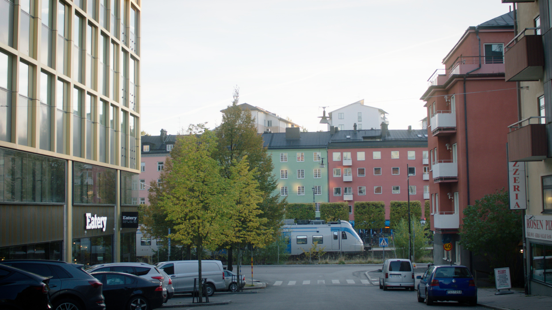 Stadsområde i Sundbyberg, ett tåg kör förbi.