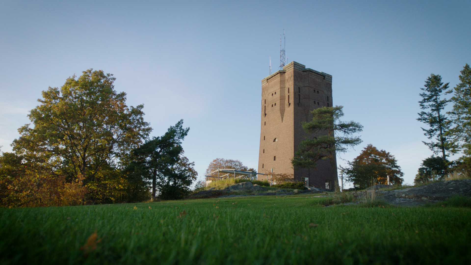 Grönområde i Sundbyberg med stor fyrkantigt byggnad.