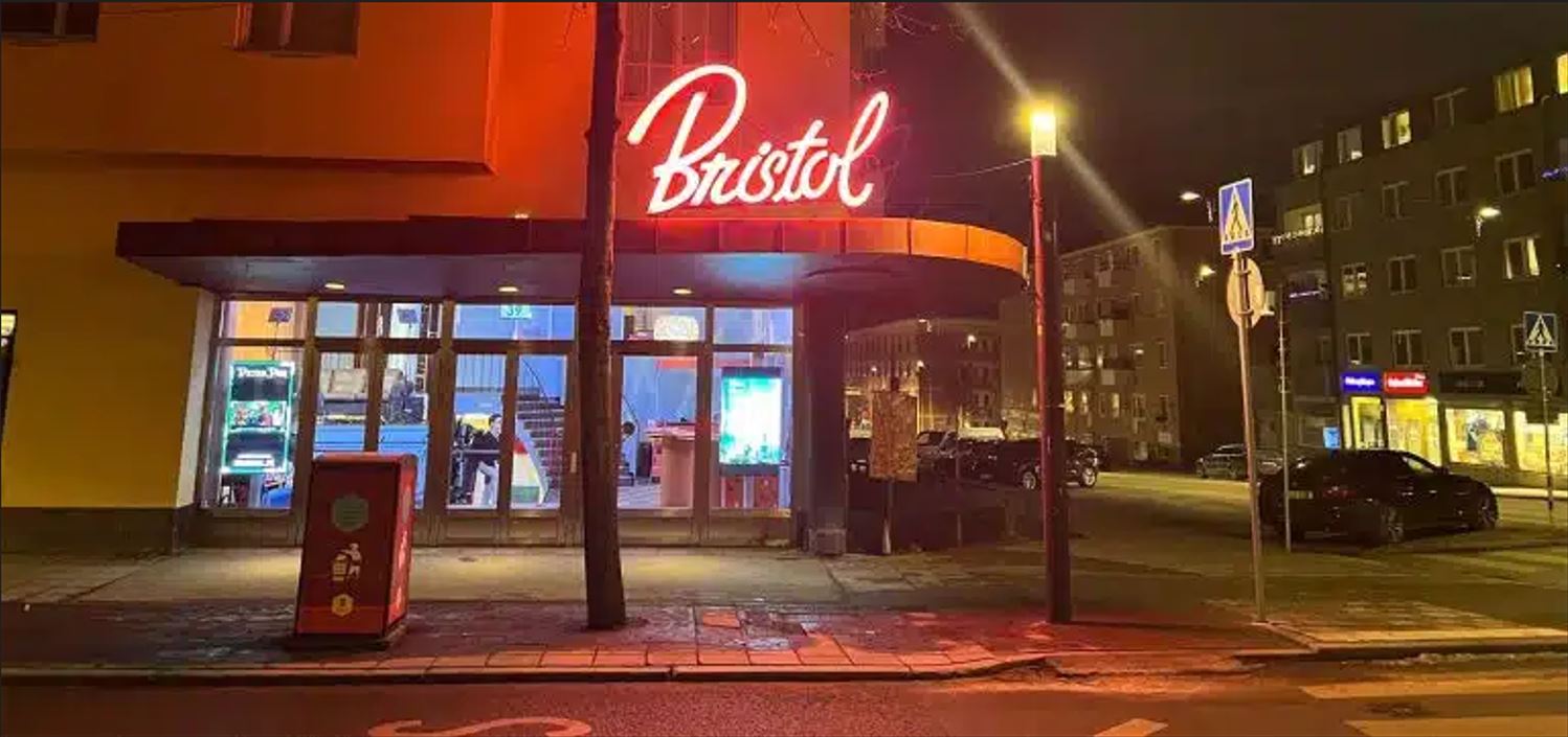 Kulturscen Bristol, mörk kväll med tänd belysning i lokalen