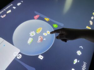 Person pekar på skärm som visar mat och dess innehåll