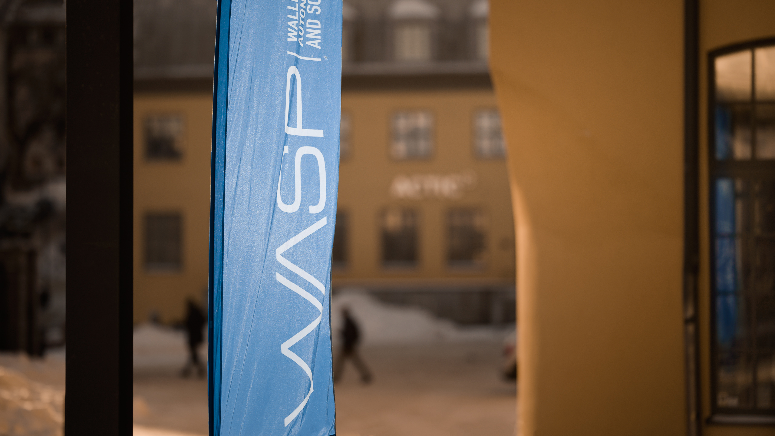 Närbild på blå vimpel utomhus i vinterlandskap