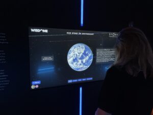 Person kollar på skärm som visar rymden