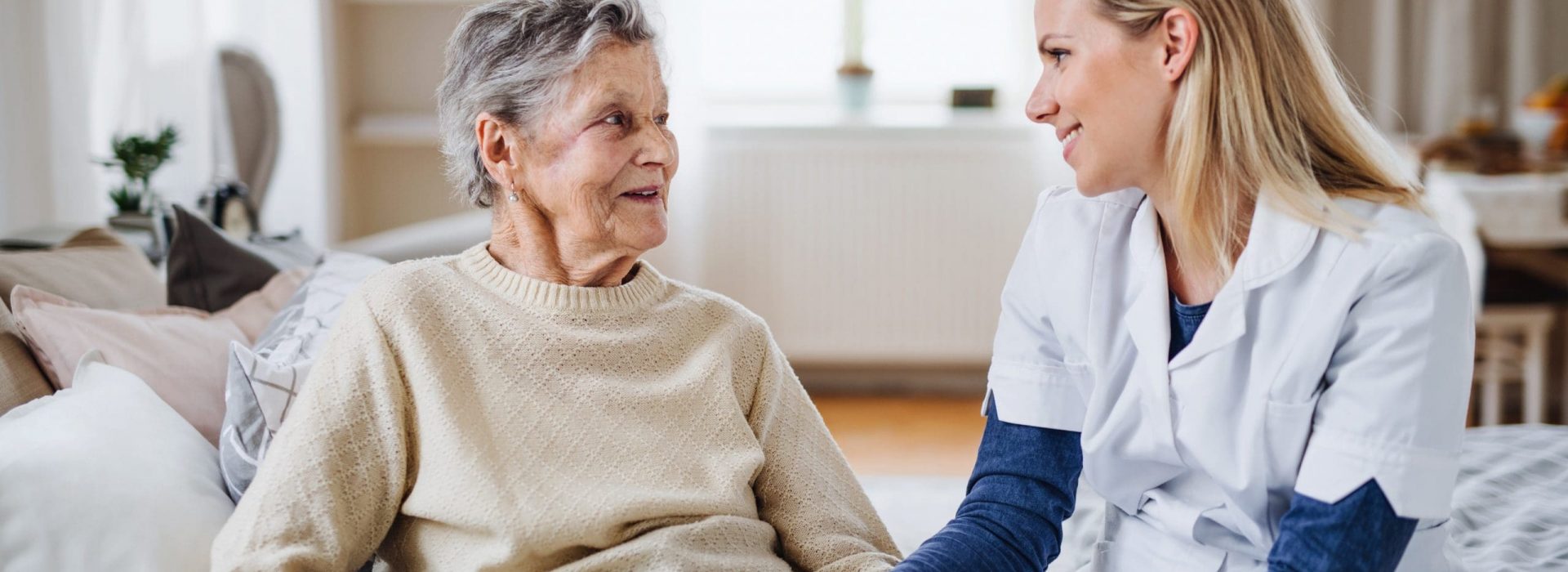 e-tillsyn nattillsyn digital tillsyn äldre kvinna med vårdpersonal